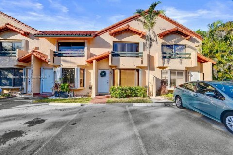 Снять в аренду таунхаус в Майами, Флорида 2 спальни, 107.02м2, № 2003942 - фото 2