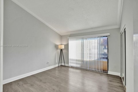 Снять в аренду таунхаус в Майами, Флорида 2 спальни, 107.02м2, № 2003942 - фото 18