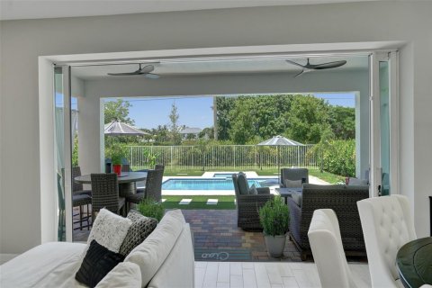 House in Lake Worth, Florida 5 bedrooms, 272.2 sq.m. № 2185397 - photo 2