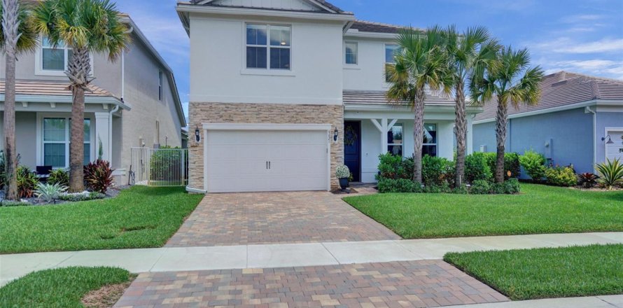 House in Lake Worth, Florida 5 bedrooms, 272.2 sq.m. № 2185397