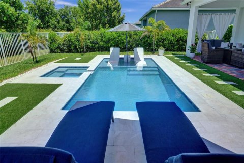House in Lake Worth, Florida 5 bedrooms, 272.2 sq.m. № 2185397 - photo 4