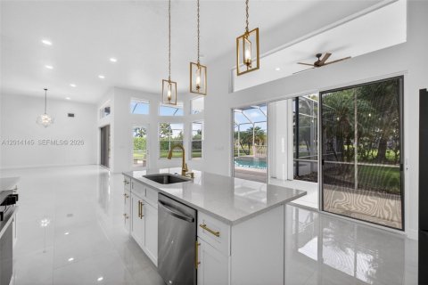 House in Jupiter, Florida 4 bedrooms, 294.41 sq.m. № 2076253 - photo 3