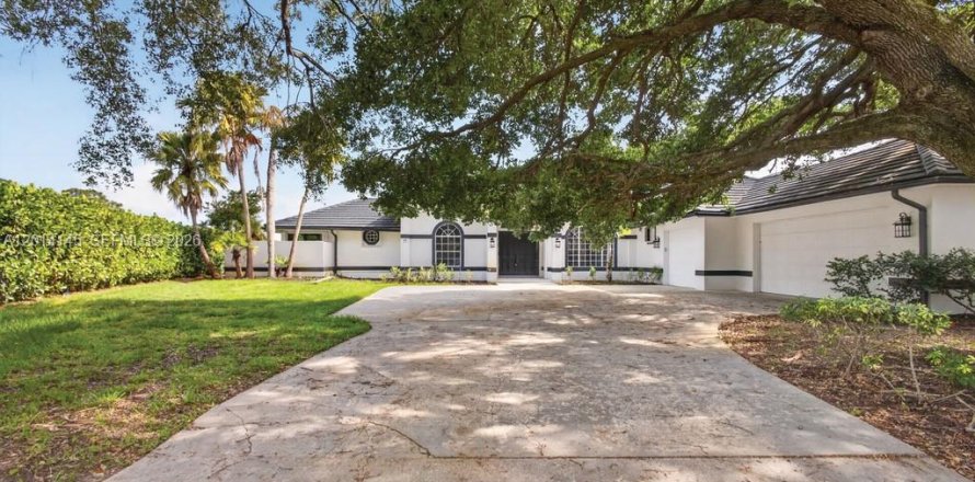 House in Jupiter, Florida 4 bedrooms, 294.41 sq.m. № 2076253