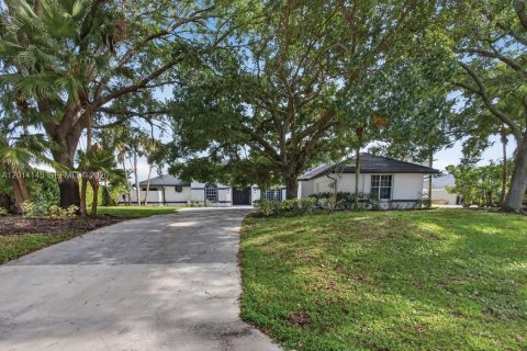 House in Jupiter, Florida 4 bedrooms, 294.41 sq.m. № 2076253 - photo 2