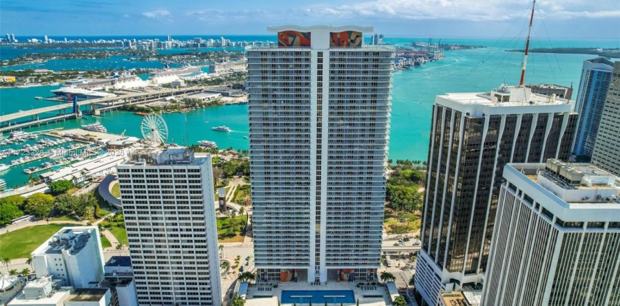 Condo in Miami, Florida, 3 bedrooms  № 2186024