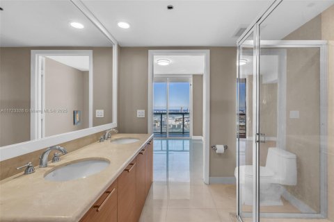 Condo in Miami, Florida, 3 bedrooms  № 2186024 - photo 27