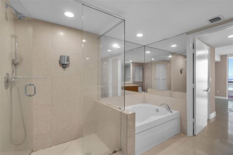 Condo in Miami, Florida, 3 bedrooms  № 2186024 - photo 26