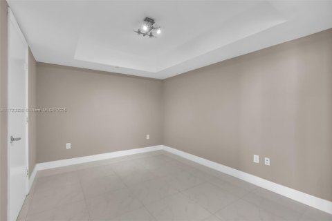 Condo in Miami, Florida, 3 bedrooms  № 2186024 - photo 13