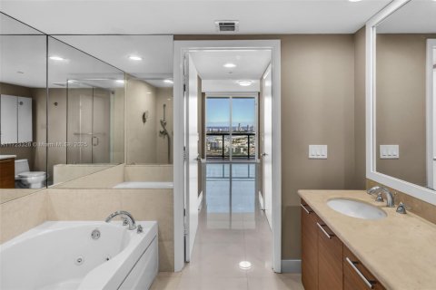 Condo in Miami, Florida, 3 bedrooms  № 2186024 - photo 24