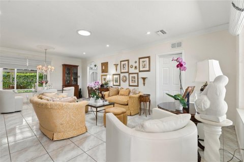Villa ou maison à vendre à North Miami Beach, Floride: 3 chambres, 113.34 m2 № 2381675 - photo 5