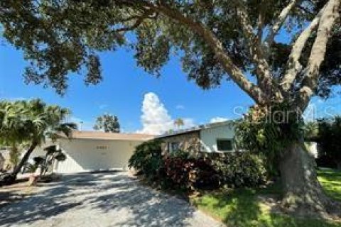 Villa ou maison à louer à Saint Pete Beach, Floride: 3 chambres, 197.42 m2 № 2147769 - photo 2