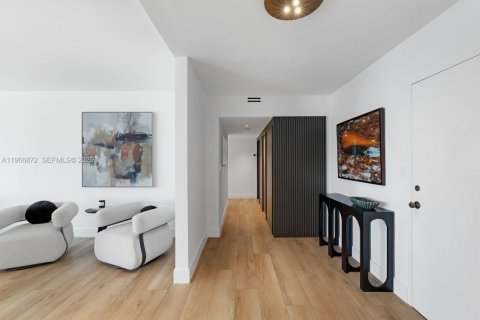 Condo in Bay Harbor Islands, Florida, 3 bedrooms  № 2081350 - photo 9