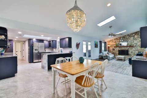 House in Port Orange, Florida 4 bedrooms, 180.42 sq.m. № 1750775 - photo 5