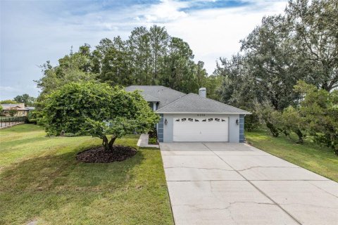 House in New Port Richey, Florida 4 bedrooms, 215.53 sq.m. № 1900305 - photo 1