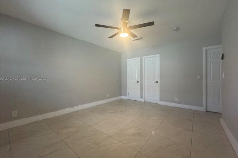 House in Hallandale Beach, Florida 2 bedrooms, 105.17 sq.m. № 2083888 - photo 7