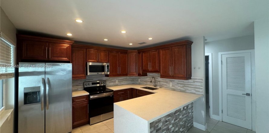 House in Hallandale Beach, Florida 2 bedrooms, 105.17 sq.m. № 2083888