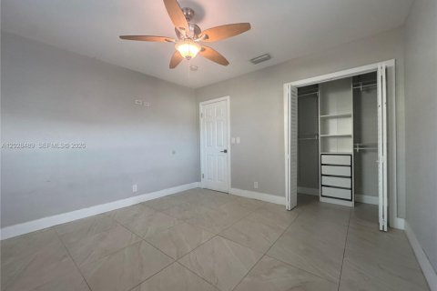 House in Hallandale Beach, Florida 2 bedrooms, 105.17 sq.m. № 2083888 - photo 12