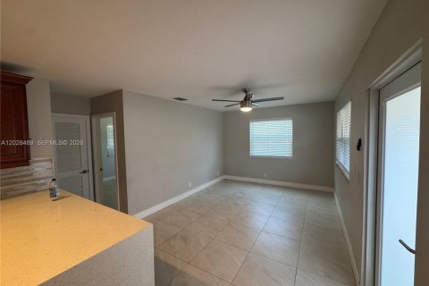 House in Hallandale Beach, Florida 2 bedrooms, 105.17 sq.m. № 2083888 - photo 5