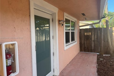 House in Hallandale Beach, Florida 2 bedrooms, 105.17 sq.m. № 2083888 - photo 17