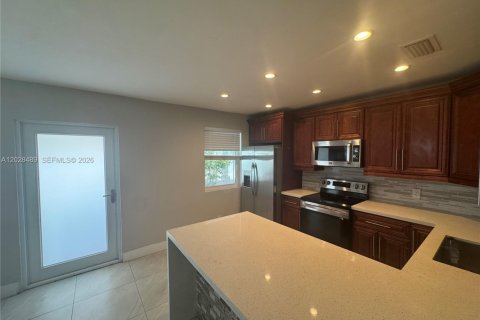 House in Hallandale Beach, Florida 2 bedrooms, 105.17 sq.m. № 2083888 - photo 4