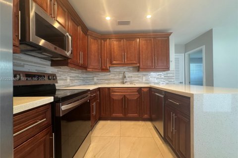 House in Hallandale Beach, Florida 2 bedrooms, 105.17 sq.m. № 2083888 - photo 3