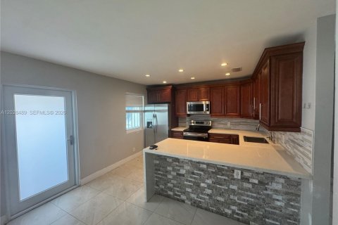 House in Hallandale Beach, Florida 2 bedrooms, 105.17 sq.m. № 2083888 - photo 2