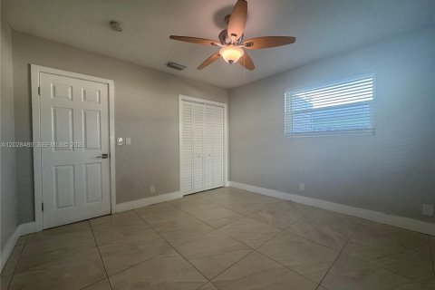 House in Hallandale Beach, Florida 2 bedrooms, 105.17 sq.m. № 2083888 - photo 13