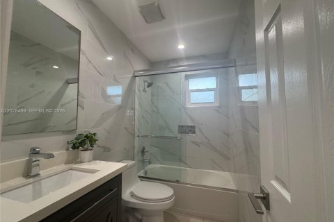 House in Hallandale Beach, Florida 2 bedrooms, 105.17 sq.m. № 2083888 - photo 14