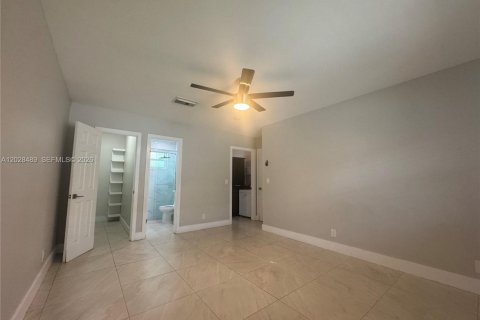 House in Hallandale Beach, Florida 2 bedrooms, 105.17 sq.m. № 2083888 - photo 8