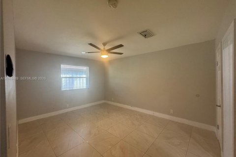 House in Hallandale Beach, Florida 2 bedrooms, 105.17 sq.m. № 2083888 - photo 6
