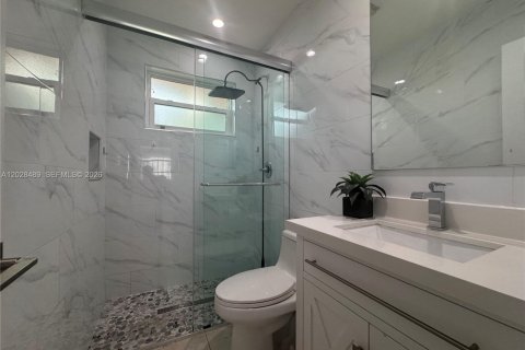 House in Hallandale Beach, Florida 2 bedrooms, 105.17 sq.m. № 2083888 - photo 10