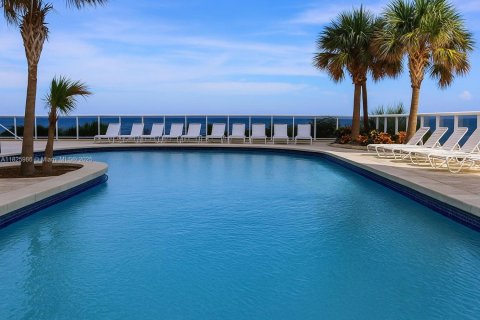 Condo in Miami Beach, Florida, 2 bedrooms  № 1794314 - photo 17