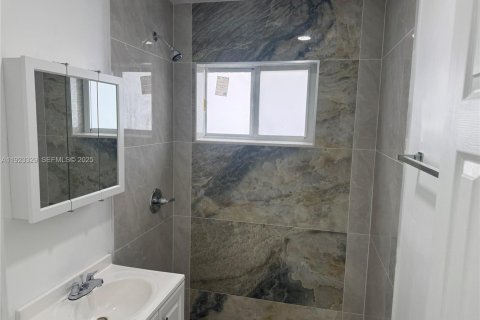 Villa ou maison à louer à Miami, Floride: 2 chambres, 145.67 m2 № 1977363 - photo 7