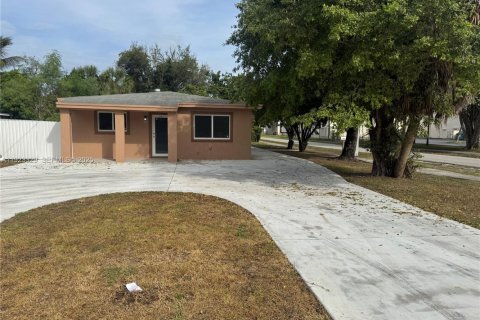Villa ou maison à louer à Miami, Floride: 2 chambres, 145.67 m2 № 1977363 - photo 1