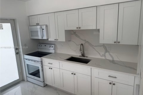 Villa ou maison à louer à Miami, Floride: 2 chambres, 145.67 m2 № 1977363 - photo 3