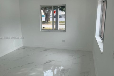 Villa ou maison à louer à Miami, Floride: 2 chambres, 145.67 m2 № 1977363 - photo 2