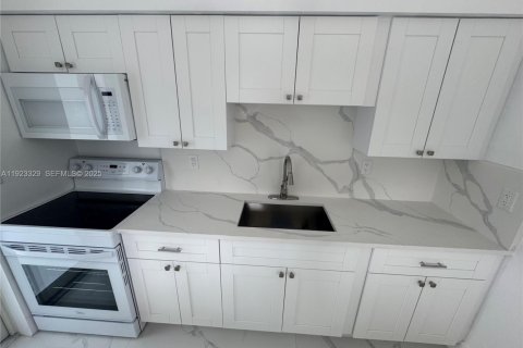 Villa ou maison à louer à Miami, Floride: 2 chambres, 145.67 m2 № 1977363 - photo 5