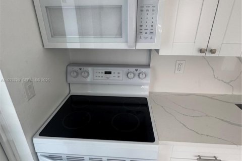 Villa ou maison à louer à Miami, Floride: 2 chambres, 145.67 m2 № 1977363 - photo 4