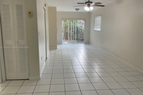 Townhouse in North Miami Beach, Florida 3 bedrooms, 128.21 sq.m. № 1706550 - photo 2