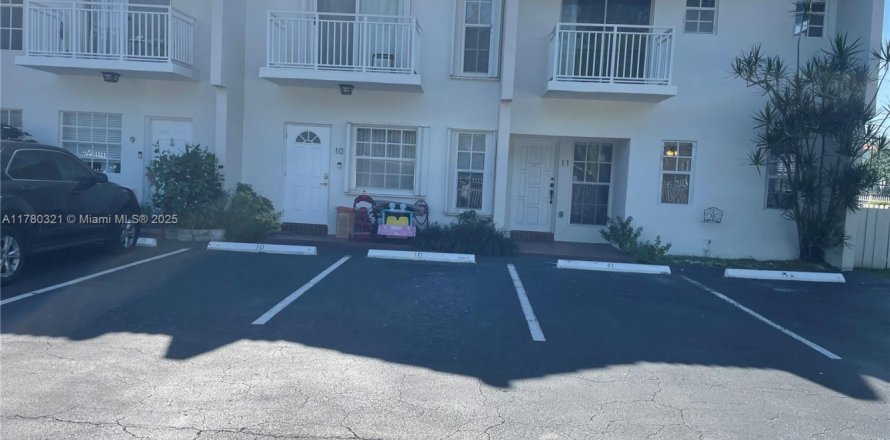 Townhouse in North Miami Beach, Florida 3 bedrooms, 128.21 sq.m. № 1706550