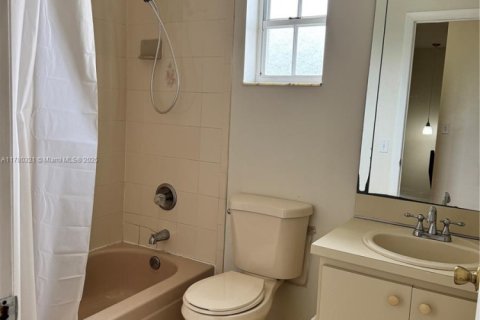 Townhouse in North Miami Beach, Florida 3 bedrooms, 128.21 sq.m. № 1706550 - photo 14