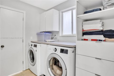 Снять в аренду виллу или дом в Холливуд, Флорида 5 спален, 169.55м2, № 2014455 - фото 13