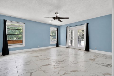 House in Jupiter, Florida 4 bedrooms, 238.39 sq.m. № 2087770 - photo 11