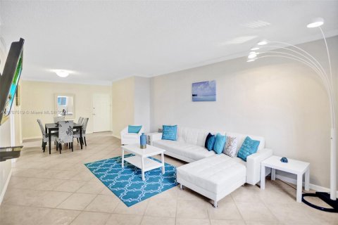 Снять в аренду кондоминиум в Холливуд, Флорида 1 спальня, 77.57м2, № 1934965 - фото 3