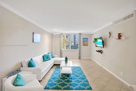 Снять в аренду кондоминиум в Холливуд, Флорида 1 спальня, 77.57м2, № 1934965 - фото 2