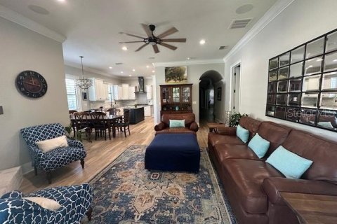 House in Orlando, Florida 4 bedrooms, 335.19 sq.m. № 1535203 - photo 5
