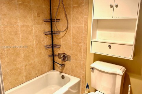 Condo in Pompano Beach, Florida, 2 bedrooms  № 2018143 - photo 9