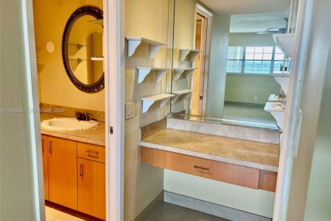 Condo in Pompano Beach, Florida, 2 bedrooms  № 2018143 - photo 7