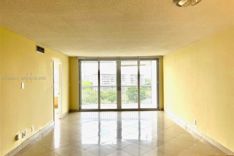 Condo in Pompano Beach, Florida, 2 bedrooms  № 2018143 - photo 5