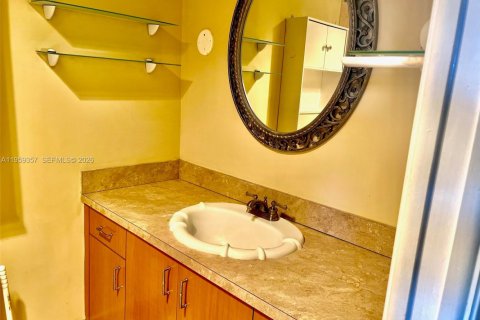 Condo in Pompano Beach, Florida, 2 bedrooms  № 2018143 - photo 8